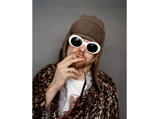 Kurt Cobain<br/>Esta foto fue tomada en una sesión de fotos de la banda Nirvana, cinco meses antes de que Cobain muriera por suicidio.<br/>