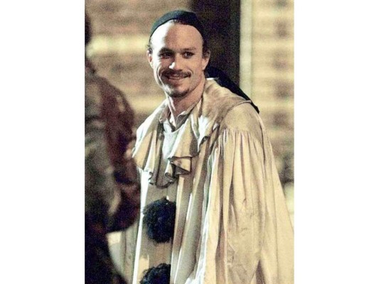 Heath Ledger<br/>En esta foto el actor se encontraba realizando trabajos de actuación para la cual sería su última película “El imaginario del doctor Parnaso”. Lamentablemente, días después, fue encontrado muerto en su apartamento de Nueva York por una presunta sobredosis accidental de medicamentos que ya le habían recetado.<br/>