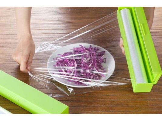 Manipula el papel film. El papel de plástico se estira y se rompe frecuentemente, por eso guárdalo en el refrigerador tal como lo hacen todos los chefs del mundo. El film frío es fácil de manipular, se adhiere menos a las manos y no causa irritación.