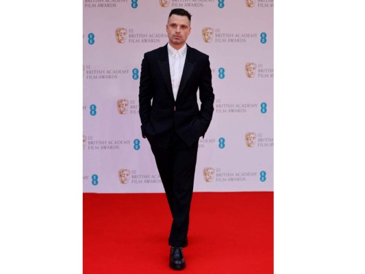 Sebastian Stan en Givenchy.