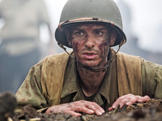 6. HACKSAW RIDGE. Segunda Guerra Mundial. Desmond Doss (Andrew Garfield), un joven contrario a la violencia, se alista en el ejército de los EEUU con el objetivo de servir como médico durante la guerra. Tras enfrentarse a las autoridades militares y a un juicio por su negativa a empuñar un arma, consigue su objetivo y es enviado a servir como médico al frente japonés. A pesar de ser recibido con recelo por todo el batallón durante la salvaje toma de Okinawa, Desmond decide jugarse la vida en la peor de las condiciones, demostrando su valor salvando a 75 hombres heridos consiguiendo el respeto de los soldados.<br/>