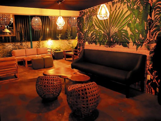 BACKYARD BY BERDE De ambiente relajado y estilo tropical, Berde ha creado un bar con un estilo único, siempre en la línea de comida saludable. La temática de Superfoods se traduce al menú de coctelería que ofrece “superdrinks” preparados con ingredientes frescos, por lo que figura como una de las cartas de coctelería más interesantes del país. Entre mis favoritos están el Matcha Mint, Carajillo, Sangría rosada y shots de cúrcuma. Puedes pedir de la carta original del restaurante y también las opciones del bar como Tokyo fried chicken, Ivansons sliders y alitas en tres salsas. Avenida República de Panamá, colonia Palmira