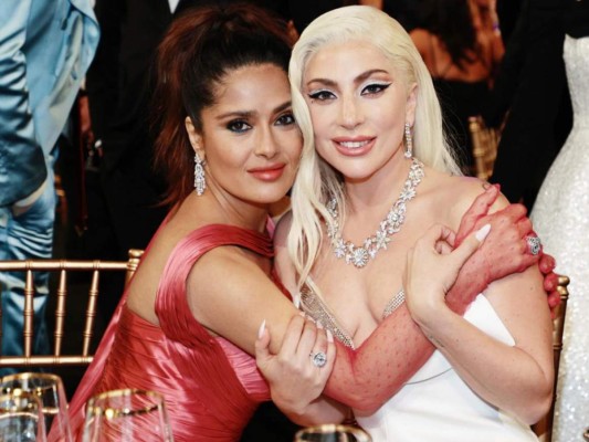 Lady Gaga en compañía de su compañera de elenco en House of Gucci, Salma Hayek.