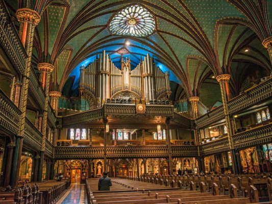 En el interior de la iglesia se guarda el órgano musical más importante del mundo elaborado por Aristide Cavaillé-Coll uno de los fabricantes de órganos más importantes del siglo XIX.