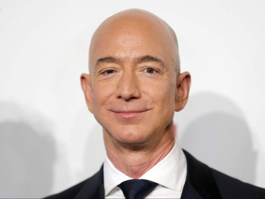 Jeff Bezos, fundador del gigante comercio electrónico Amazon desde 1994. También es propietario de The Washington Post y Blue Origin, una empresa aeroespacial que está desarrollando cohetes para uso comercial. Con una cantidad de 178.100 millones de dólares se convierte en el hombre más rico del planeta.