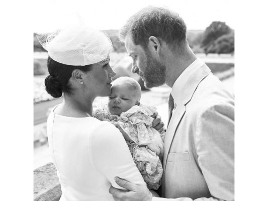 4. El Bautizo real de Archie <br/><br/>El pequeño fue bautizado el pasado 6 de julio, en la capilla del castillo de Windsor; donde el bisnieto de la reina Isabel II recibió el nombre real de Archie Harrison Mountbatten-Windsor y fue bautizado con la réplica hecha a mano del vestido real que han usado los infantes reales durante los últimos 11 años. <br/>