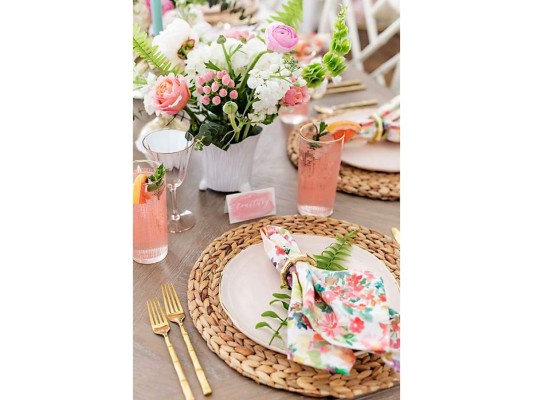 5. Decora la mesa. A mí me fascina hacer montaje de mesas para mis seres queridos, este año planeo usar cosas que tengo en casa. Usaré una vajilla blanca, un mantel estampado de girasoles, copas stemless de prosecco, agua, una copa alta verde de margarita y cubertería dorada. Para decorar la mesa pienso usar vasos y copas transparentes de diferentes estilos y alturas con follajes verdes de mi jardín al centro de la mesa, siempre a una altura que no moleste la visibilidad entre las personas sentadas en la mesa. Espero que mi idea los inspire a usar lo que tienen para hacer un montaje soñado.