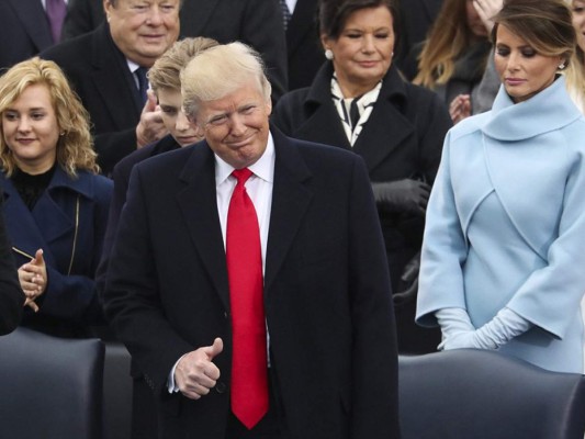 Trump en un habitual gesto minutos antes de la juramentación como 45 presidente de los Estados Unidos