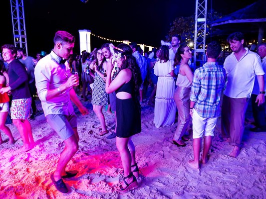 La espectacular noche en el Paradise Beach hotel