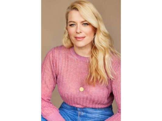 Amanda de Cadenet es una fotógrafa inglesa que se estableció en Los Ángeles, comenzó teniendo una carrera en la actuación, luego se centró en hacer fotografías de moda y retratos. Es la fundadora de GirlGaze que es una plataforma que ayuda a mujeres y personas no binarias creativas a conectar con negocios y empresas.