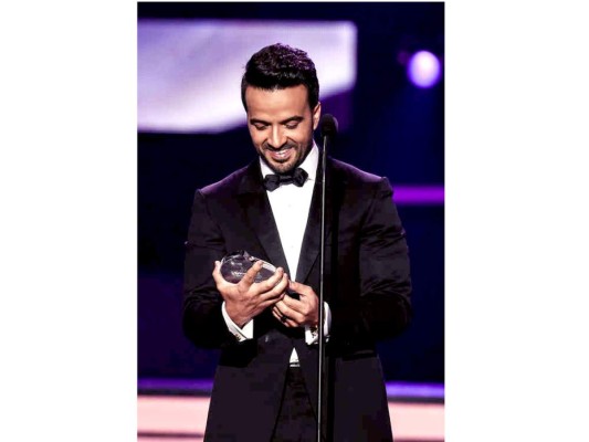 Luis Fonsi recibe regalo de diseñadora de joyas hondureña 