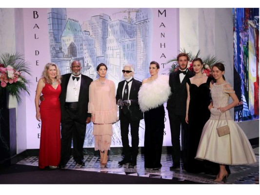 Henry Saint, Clair Fredericks, Carolina de Mónaco, Karl Lagerfeld, Carlota Casiraghi, Pierre Casiraghi, Beatrice Casiraghi y Alexandra de Hanover durante el Baile de la Rosa