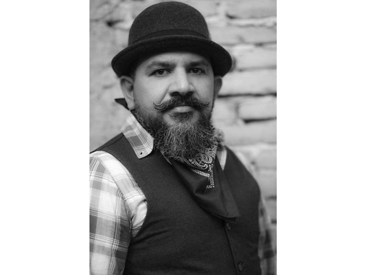 SOBRE EL ARTISTA. Durante dos décadas, Leonel Estrada ha añejado su gusto por la fotografía, ese arte que le ha llevado a descubrir más allá de lo que está a la vista, tratando de escudriñar en los rostros, que son su mayor afición. Creativo y con eternas ganas de aprender, explora los pueblos de Honduras sin preferencia alguna, solo dejándose llevar por su encanto, por su magia.