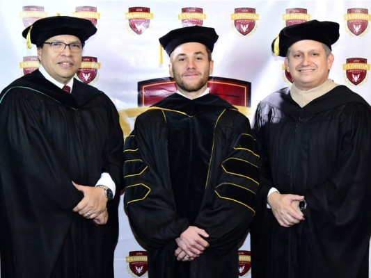 UTH Florida University gradua tercera promoción