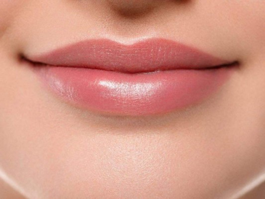 Protección de los labios: ayuda a hidratar los labios y mantenerlos sin grietas.