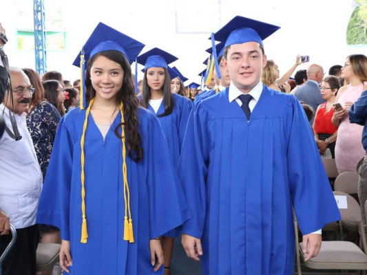 Entrega de títulos de la Macris School, generacion 2017