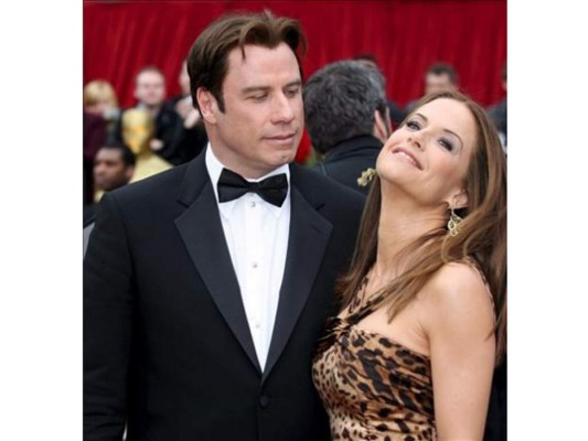 Un diario estadounidense informó que el actor John Travolta, engañó a su esposa con varios hombres y que la relación entre ellos sería una farsa. Hasta la actriz que hizo de princesa en “La guerra de las galaxias” se encargó de alimentar los rumores.