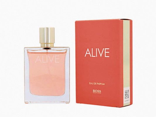 BOSS ALIVE Contemporánea, dulce y frutal, fusiona notas de ciruela, vainilla, jazmín, tomillo, sándalo, canela y manzana. La fragancia es tan multifacética como la mujer que la lleva, dándole la confianza para seguir su camino y definir su propia versión del éxito.