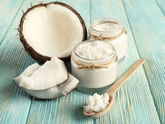 Aceite de coco. El aceite de coco tiene fama de ser un potente humectante natural gracias a su alto contenido de proteínas, ácidos grasos, vitamina E y K, que lo convierten en un potente aliado de la belleza, ideal para conseguir unas pestañas más largas y gruesas. Puedes usarlo en la misma forma en que te aplicarías la máscara para pestañas o rímel, desde la raíz a las puntas.