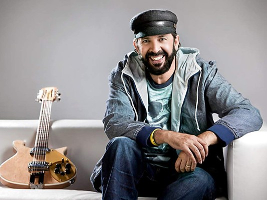 El rey de la bachata Juan Luis Guerra es uno de los más entregados a Dios y cada vez que puede invita a sus colegas cantantes y músicos a buscar la salvación con Jesucristo. Dedicada su tiempo a alabar a Dios y es miembro activo de una iglesia evangélica. Ha grabado discos de merengue con alabanzas a Dios, incluso en los Latin Grammy obtuvo un gramófono por su producción en la categoría Mejor Álbum Cristiano en español.<br/>