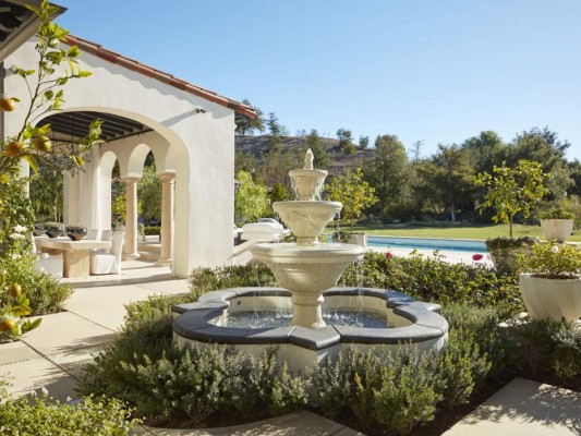 Una fuente, inspirada en la arquitectura de Marruecos, brinda una sonora bienvenida a la casa de la famosa Kardashian