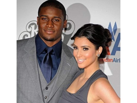 Todo parecía que Kim Kardashian y Reggie Bush serían felices para siempre. Lastimosamente, no pudieron manejar la fama, ya que en 2010 Kim empezaba el apogeo de su estrellato. El jugador de la NFL apareció múltiples veces en Keeping Up with the Kardashians, donde se les veía muy enamorados.