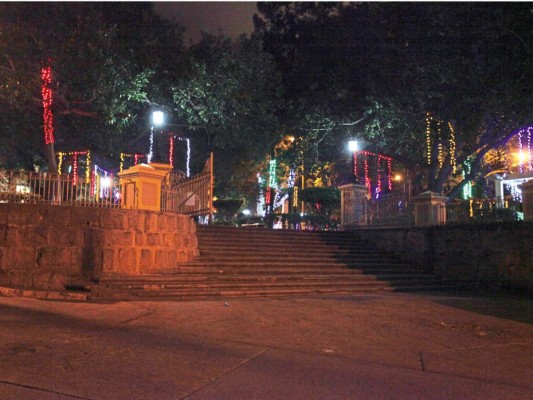 Vista de Parque La Leona donde los árboles han sido iluminados por la Alcaldía Municipal con luces de diferentes colores<br/>