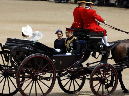 Meghan se unió a su esposo el príncipe Harry, para presenciar el desfile militar Trooping the Colour en el que la monarca debuto por primera vez luego de convertirse en madre