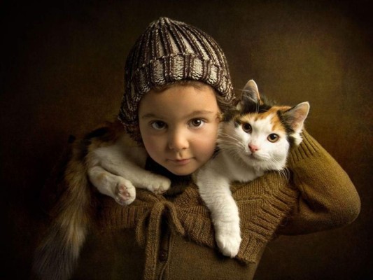 Las personas independientes que disfrutan de la soledad muchas veces suelen escoger a los gatos como su mascota, pues buscan la picardía, la inteligencia y la independencia de este felino. Sabe que el gato puede vivir sin él, sin embargo disfruta de la sensación de saber que es con él con quien elige estar.