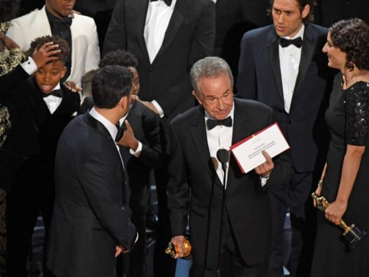 <br/>Ganador equivocado<br/>En 2017 Dunaway y Warren Beatty presentaron el premio a la Mejor Película del año, anunciando a 'La La Land' como ganadores, pero esto en realidad no fue así, ya que recibieron un sobre equivocado, siendo Moonlight en verdad la ganadora.