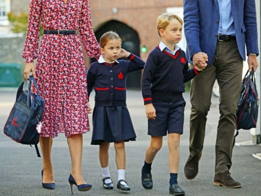 La pequeña royal se veía un poco tímida. Pero, en el camino a la entrada de Thomas's Battersea, fue tomando confianza.