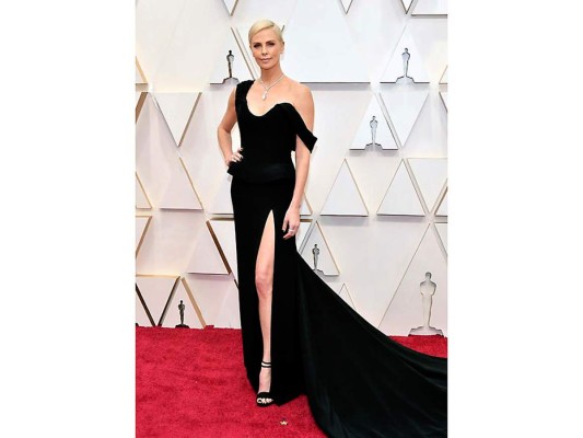 Charlize Theron deslumbro con un vestido asimétrico de la firma Dior.