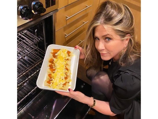 Jennifer Aniston celebró junto a sus amigos y preparó enchiladas.