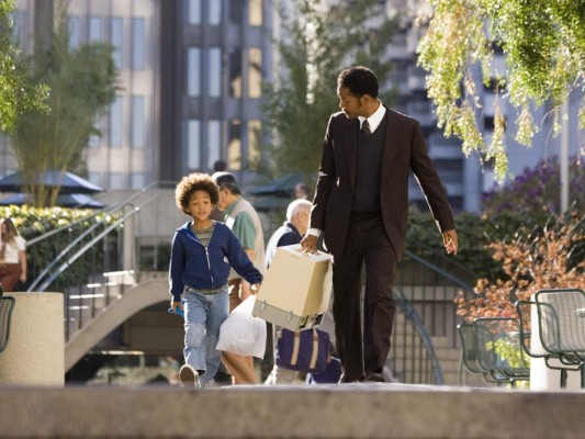 10. THE PURSUIT OF HAPPYNESS (2006) Un clásico para cualquier emprendedor. Esta película basada en la historia de Chris Gardner (Will Smith) nos lleva de emoción en emoción. Gardner es un vendedor brillante y con talento, pero su empleo no le permite cubrir sus necesidades más básicas, al punto que queda literalmente en la calle junto a su hijo de cinco años. Enfrentando toda clase de adversidades, Chris logra hacer unas prácticas sin salario en una prestigiosa correduría de bolsa, para hacer realidad su sueño de una vida mejor. Las lágrimas valdrán la pena y seguro te sentirás inspirado. La paciencia, constancia, ganas de salir adelante tienen su recompensa. Disponible en Netflix