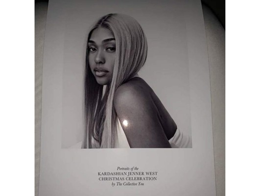 Antes de la infidelidad, Jordyn fue considerada una más de las Kardashians, sus invitaciones a los eventos eran exclusivas y la familia inclusive llegó a llamarla 'baby Kardashian', aquí su invitación para celebrar las fiestas de Navidad y Fin de Año 2018