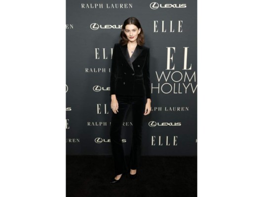Lucy Hale en Versace.