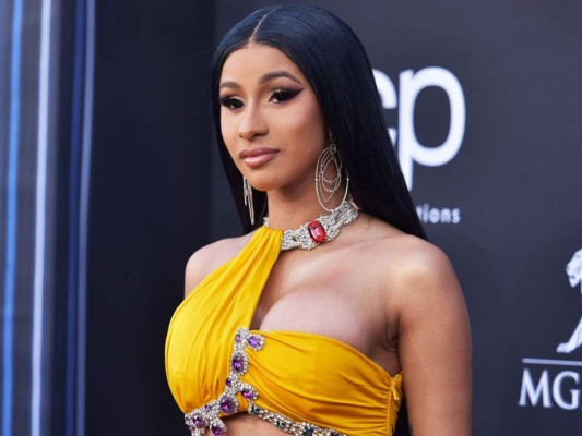 La cantante Cardi B subió un video a su Instagram expresando su preocupación respecto al brote de la enfermedad. La rapera dijo estar muy asustada y también mencionó que ya se está abasteciendo de comida.