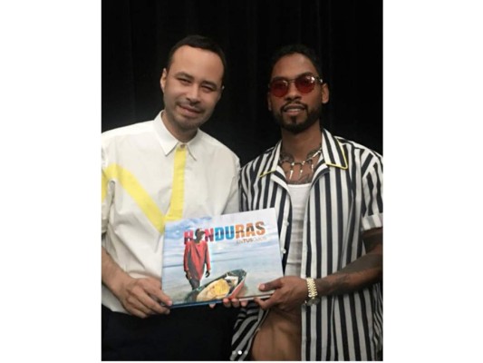 Marca Honduras entrega reconocimiento al cantante Miguel en New York