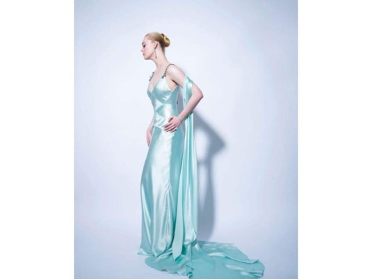 Elle Fanning: Como no es sorpresa, Gucci sí sabe lo que hace al vestir a Fanning con este vestido azul de seda acompañado de una cola de sirena, que junto con su joyería hacían el look perfecto.