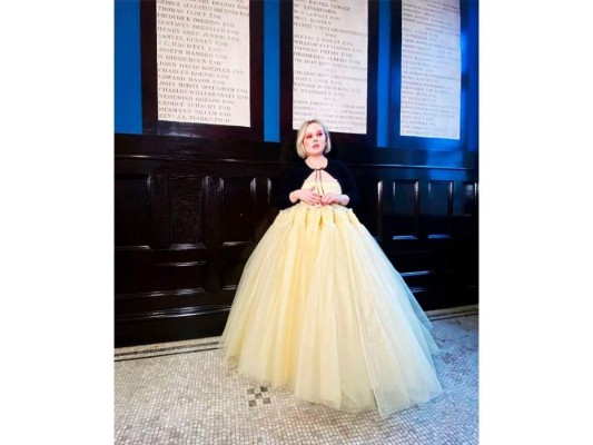 Nicola Coughlan: seguro la reconocerás por interpretar a Lady Winttlesdown en Bridgerton. La actriz lució un vestido amarillo pastel de la colección verano 2021 de Molly Goddar.
