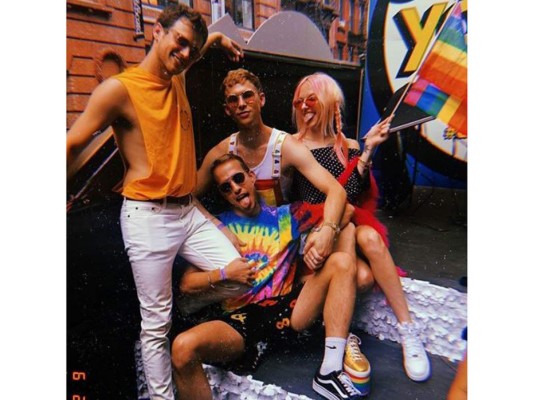 Parte del elenco de “The 13 Reasons Why”, acudieron a la celebración, y se fotografiaron con sus amigos.