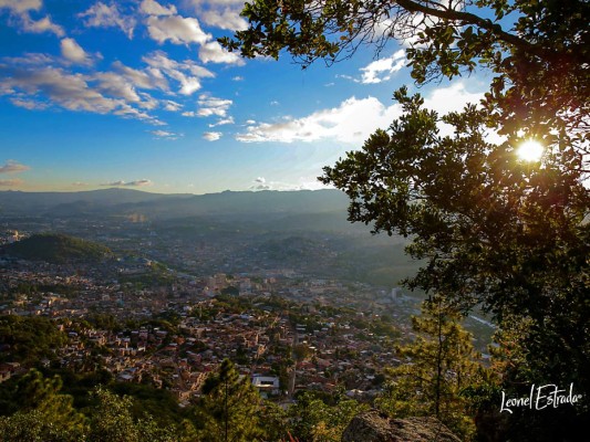 Camino al Picacho obtienes las mejores vistas de Tegus, una ciudad ecléctica, un tanto desordenada, pero genuina, encantadora.