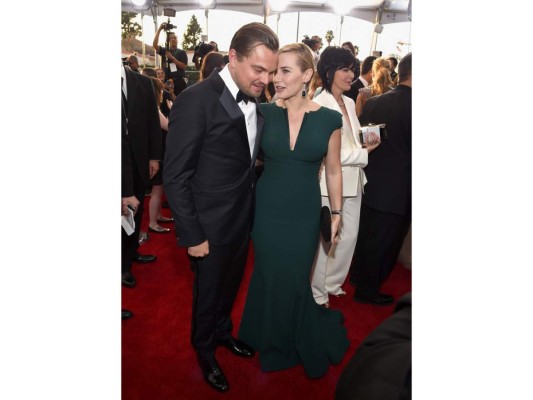 Compartiendo algún secreto en la red carpet de los SAG Awards 2016. Y es que cada temporada de premios los vemos compartir juntos. En 2014, Winslet declaró que el actor 'siempre será su número uno', y durante la última edición de los Globos de Oro, en la que también coincidieron, DiCaprio dijo que ella es, sin duda, 'su actriz favorita en toda la industria del cine'.