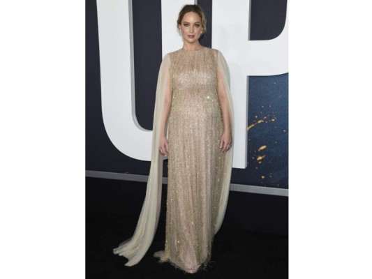 Jennifer Lawrence enseñó su pancita de manera oficial al pasearse por la alfombra del estreno de “No mires arriba” de Netflix en diciembre del 2021.