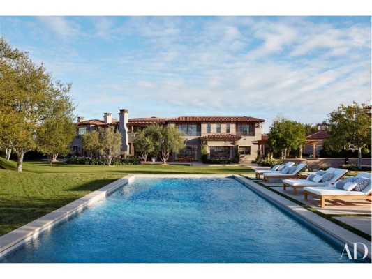 El patio trasero de Kourtney Kardashian cuenta con una impresionante piscina y zona al aire libre<br/>
