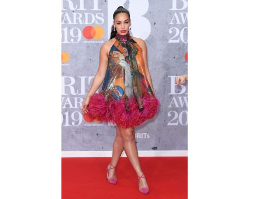La nominada de los Brit Jorja Smith, dice adorar la red carpet, donde está vez su atuendo con una especie de volantes de plumas no fue su mejor opción.
