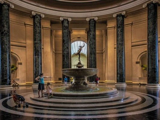 National Gallery of art, Washington<br/><br/>Este museo de arte aloja obras que han sido donadas por apasionados por el arte. Disfruta de las colecciones de este importante museo en: https://www.nga.gov/index.html