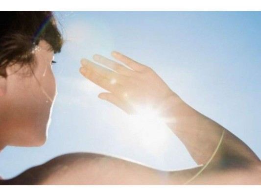 Crema solar: cumple la función de proteger contra los rayos UV, puedes aplicártela unos minutos antes de exponerte al sol y te protegerá.