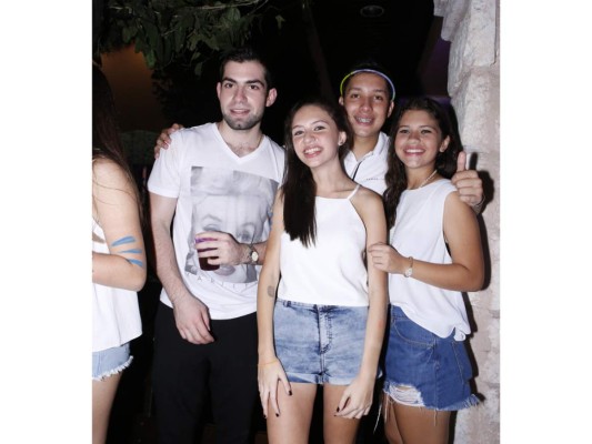 Neon party en residencia Andonie