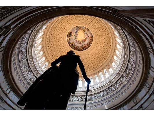 Thomas U. Walter siguió el modelo de los Inválidos de París, creando una doble cúpula con un gran óculo en su parte interior, a través del cual se puede ver La apoteosis de Washington. El friso interior muestra la historia de América.